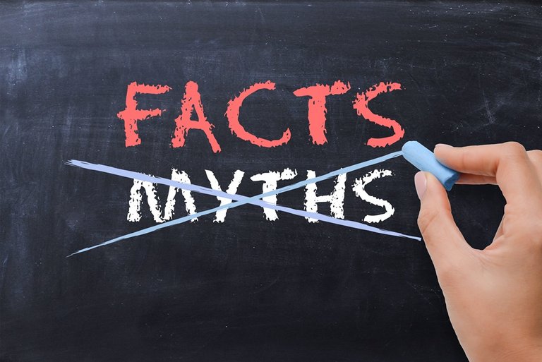 Tafel mit durchgestrichener Aufschrift "Myths" und roter Aufschrift "Facts"