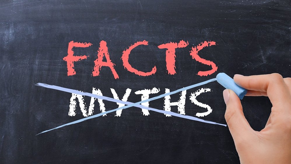 Tafel mit durchgestrichener Aufschrift "Myths" und roter Aufschrift "Facts"